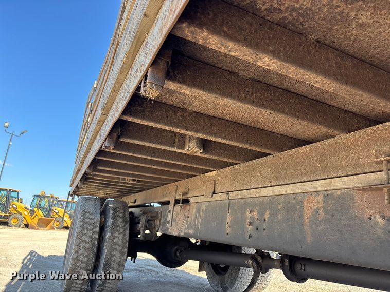 image for item EA4523 2001 International 4700 flatbed truck