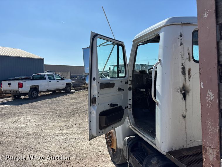 image for item EA4523 2001 International 4700 flatbed truck