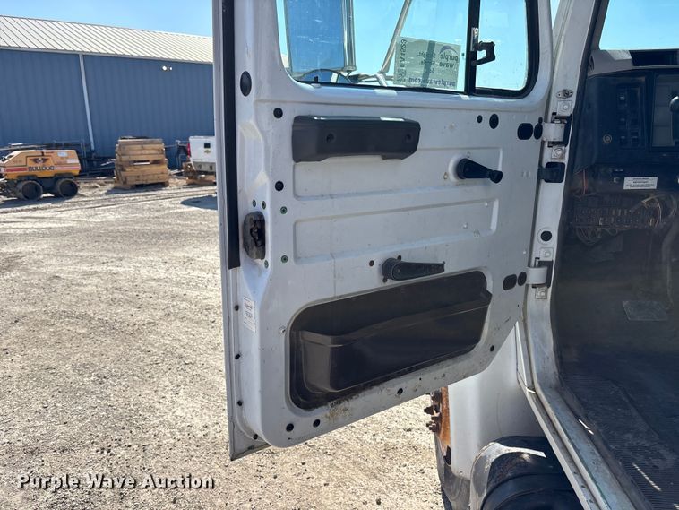 image for item EA4523 2001 International 4700 flatbed truck