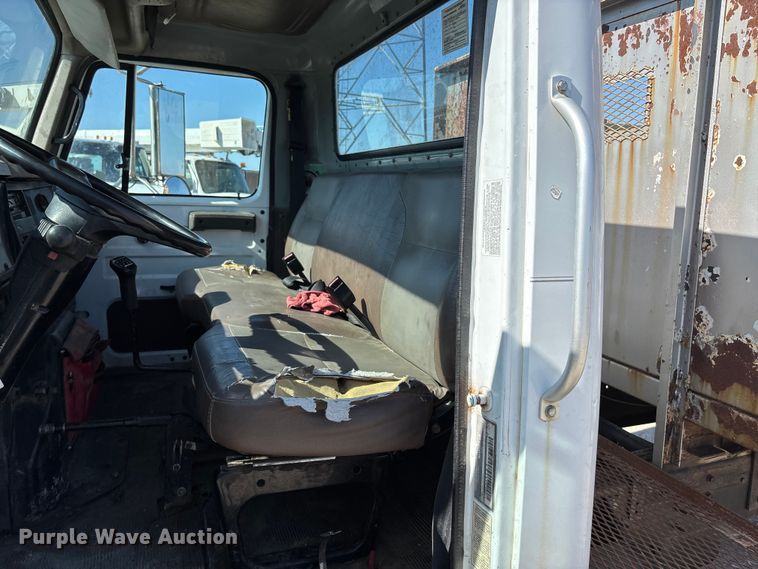 image for item EA4523 2001 International 4700 flatbed truck