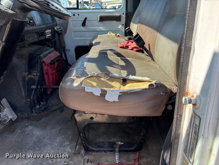 image for item EA4523 2001 International 4700 flatbed truck