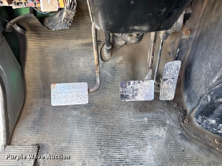 image for item EA4523 2001 International 4700 flatbed truck