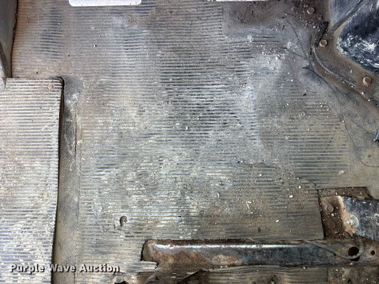 image for item EA4523 2001 International 4700 flatbed truck