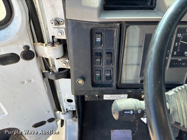 image for item EA4523 2001 International 4700 flatbed truck