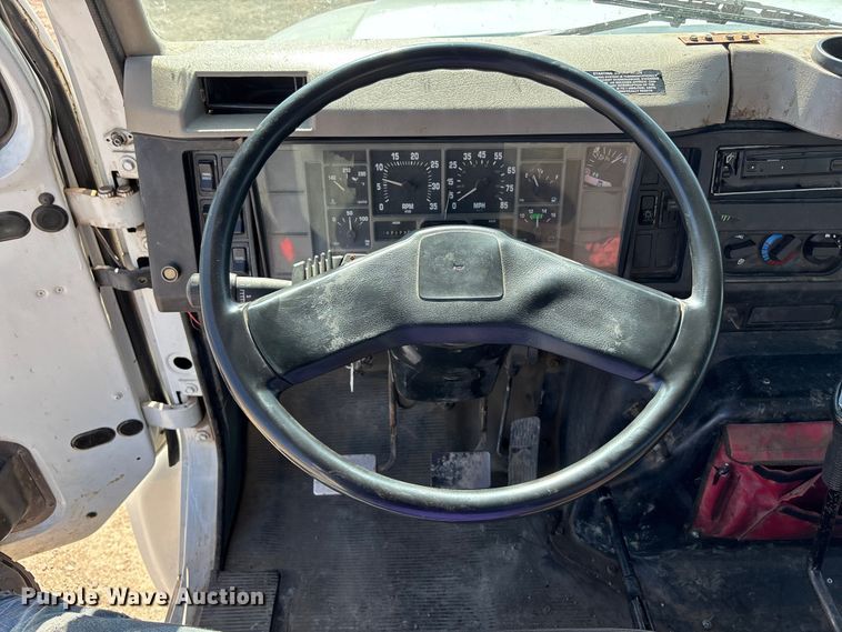 image for item EA4523 2001 International 4700 flatbed truck