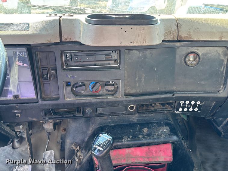 image for item EA4523 2001 International 4700 flatbed truck