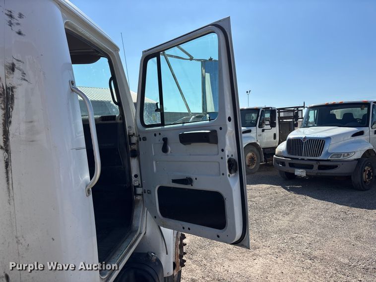 image for item EA4523 2001 International 4700 flatbed truck