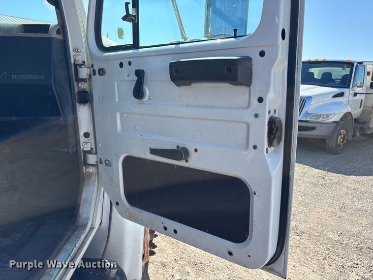 image for item EA4523 2001 International 4700 flatbed truck