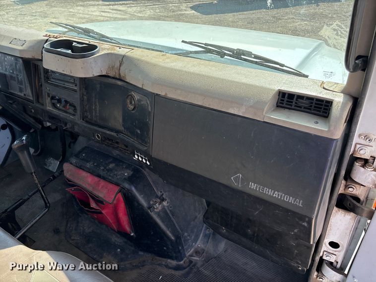 image for item EA4523 2001 International 4700 flatbed truck