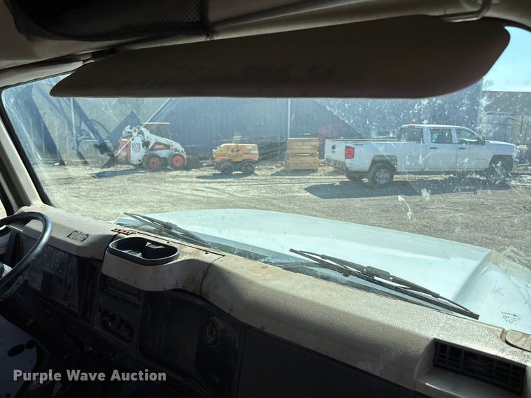 image for item EA4523 2001 International 4700 flatbed truck