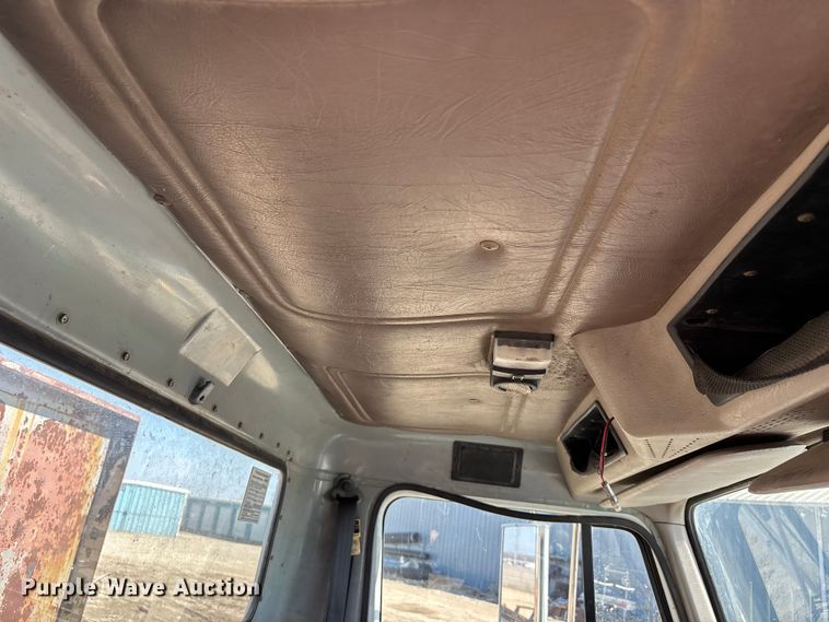 image for item EA4523 2001 International 4700 flatbed truck