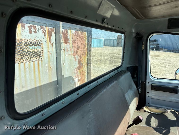 image for item EA4523 2001 International 4700 flatbed truck