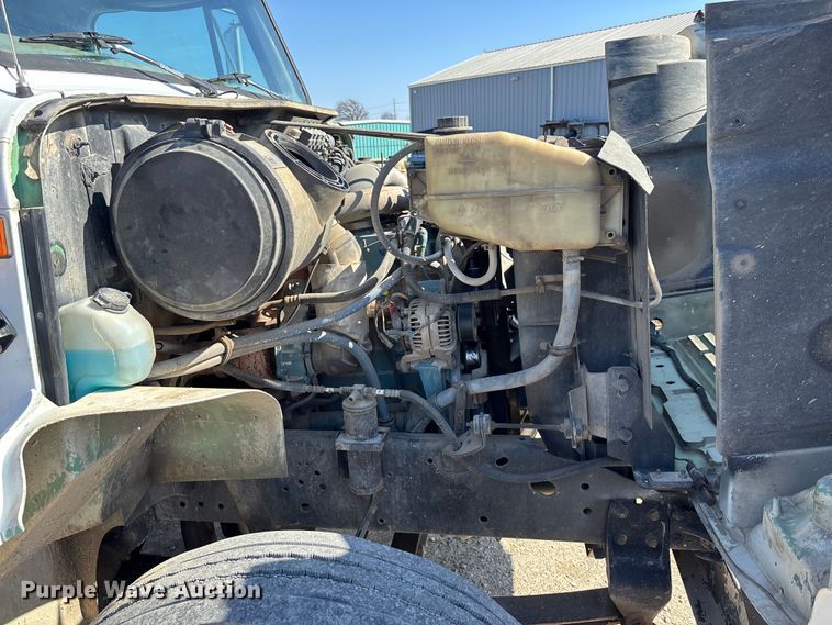 image for item EA4523 2001 International 4700 flatbed truck