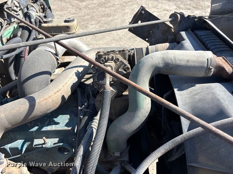 image for item EA4523 2001 International 4700 flatbed truck