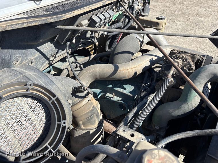 image for item EA4523 2001 International 4700 flatbed truck