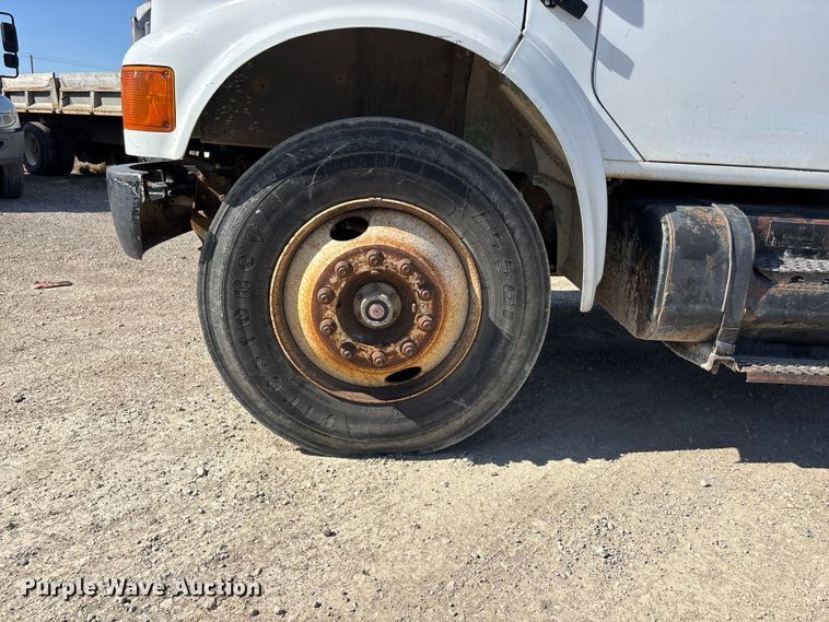 image for item EA4523 2001 International 4700 flatbed truck