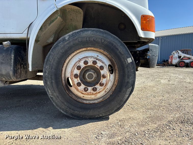 image for item EA4523 2001 International 4700 flatbed truck