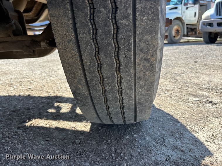 image for item EA4523 2001 International 4700 flatbed truck