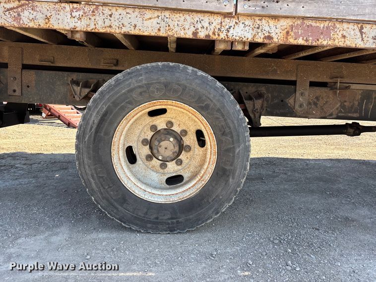 image for item EA4523 2001 International 4700 flatbed truck