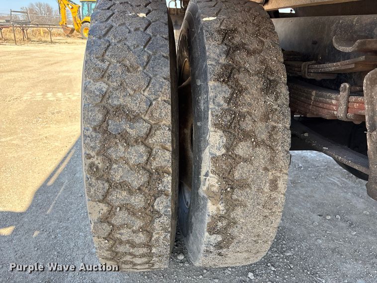 image for item EA4523 2001 International 4700 flatbed truck