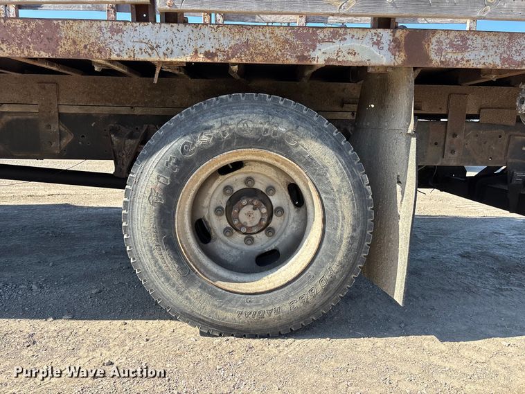 image for item EA4523 2001 International 4700 flatbed truck