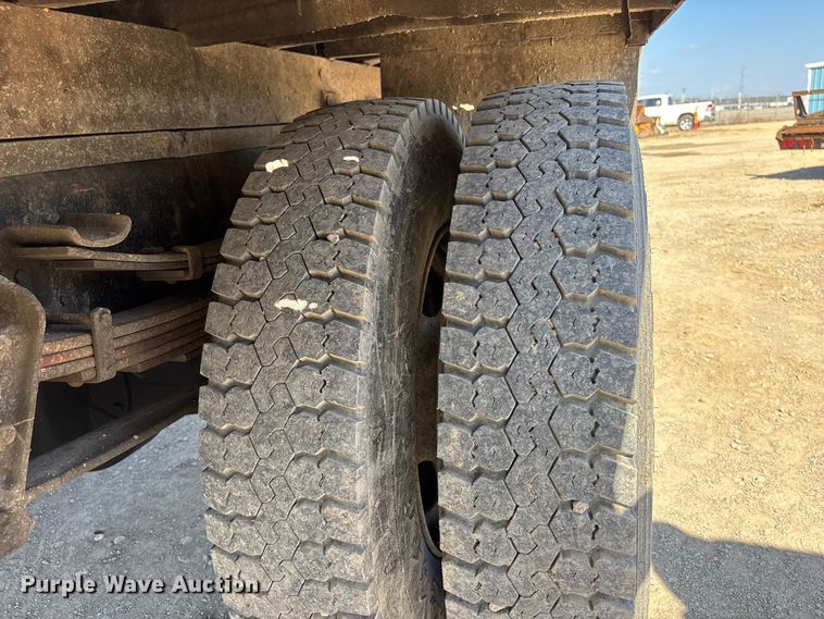 image for item EA4523 2001 International 4700 flatbed truck