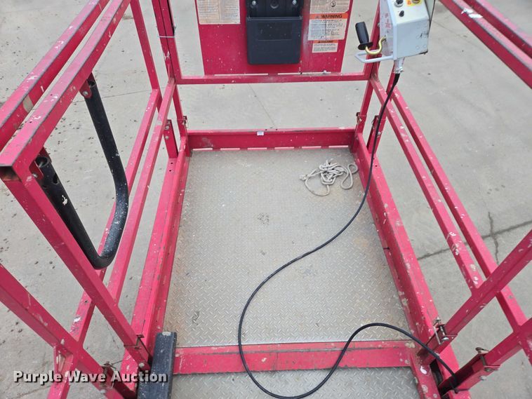 image for item EB1201 2015 MEC Crossover 2659 ERT scissor lift