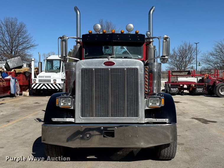 image for item EC4566 2006 Peterbilt 379EXT semi truck