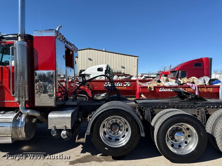 image for item EC4566 2006 Peterbilt 379EXT semi truck