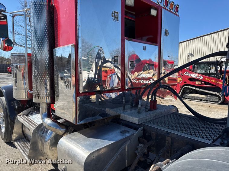 image for item EC4566 2006 Peterbilt 379EXT semi truck