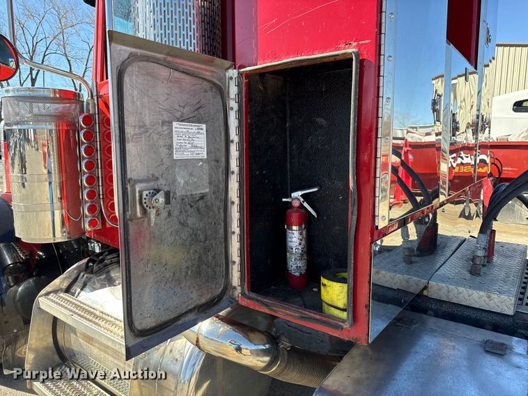 image for item EC4566 2006 Peterbilt 379EXT semi truck