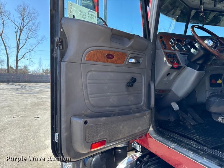 image for item EC4566 2006 Peterbilt 379EXT semi truck