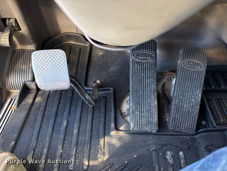 image for item EC4566 2006 Peterbilt 379EXT semi truck