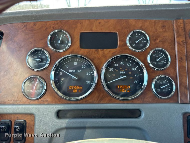 image for item EC4566 2006 Peterbilt 379EXT semi truck