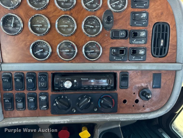 image for item EC4566 2006 Peterbilt 379EXT semi truck