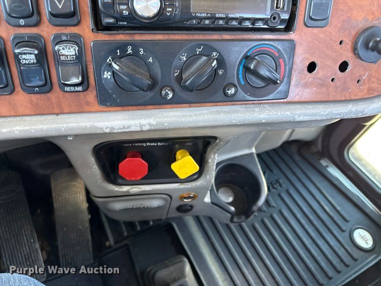 image for item EC4566 2006 Peterbilt 379EXT semi truck