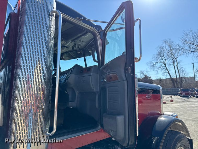 image for item EC4566 2006 Peterbilt 379EXT semi truck