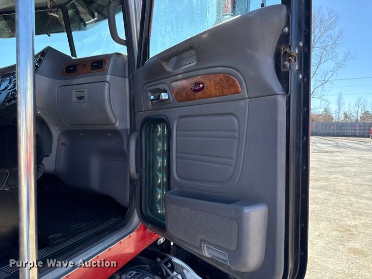 image for item EC4566 2006 Peterbilt 379EXT semi truck