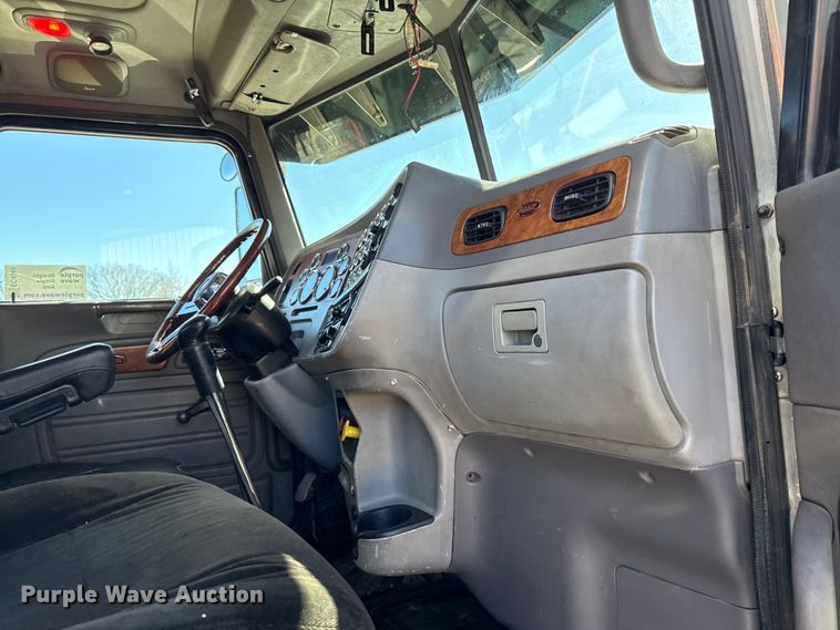 image for item EC4566 2006 Peterbilt 379EXT semi truck