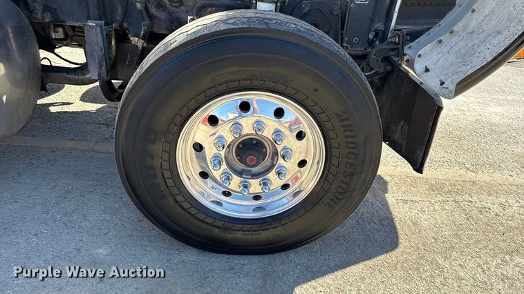 image for item EC4566 2006 Peterbilt 379EXT semi truck