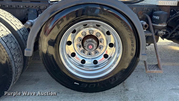 image for item EC4566 2006 Peterbilt 379EXT semi truck