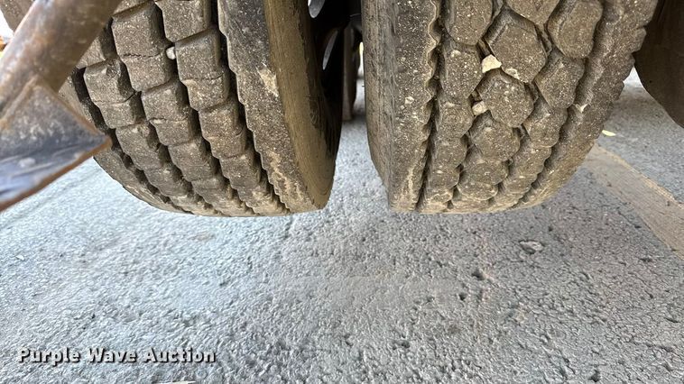 image for item EC4566 2006 Peterbilt 379EXT semi truck