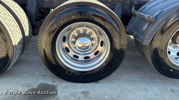 image for item EC4566 2006 Peterbilt 379EXT semi truck