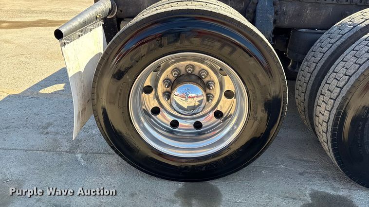 image for item EC4566 2006 Peterbilt 379EXT semi truck