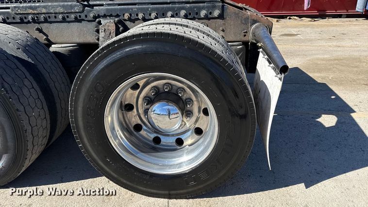 image for item EC4566 2006 Peterbilt 379EXT semi truck