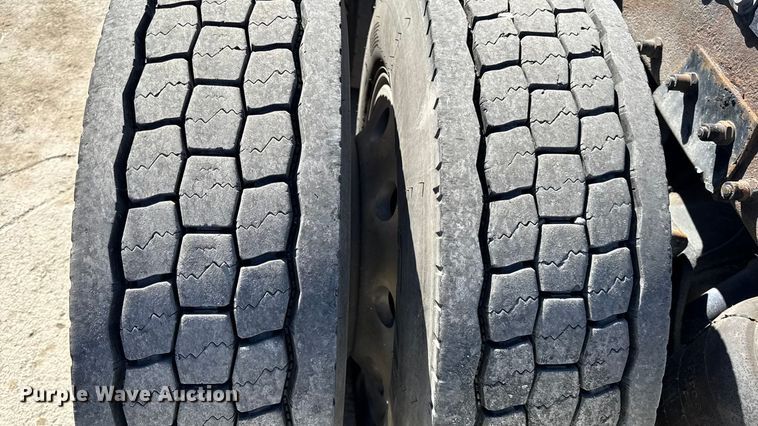 image for item EC4566 2006 Peterbilt 379EXT semi truck