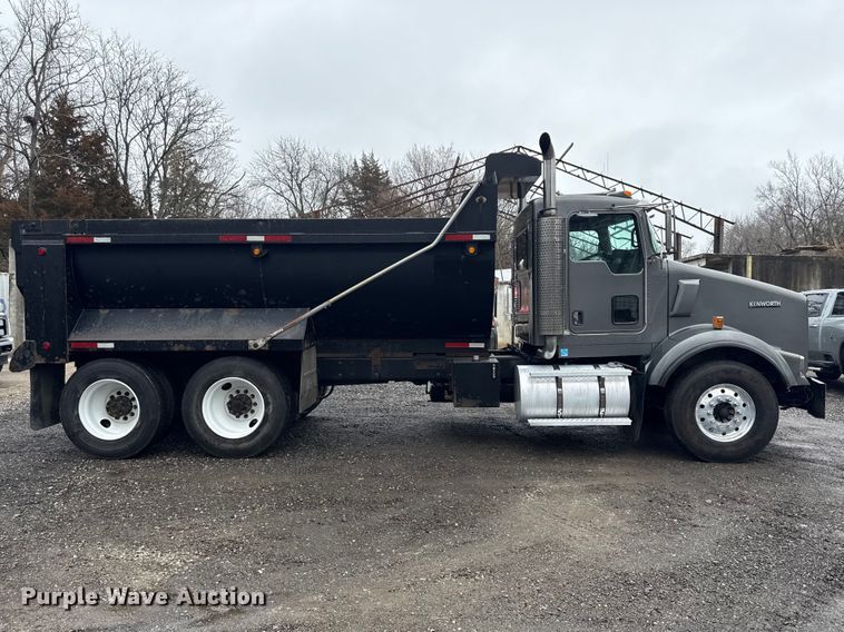 image for item EC4571 2006 Kenworth T800 dump truck