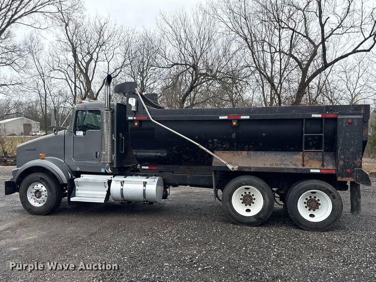 image for item EC4571 2006 Kenworth T800 dump truck