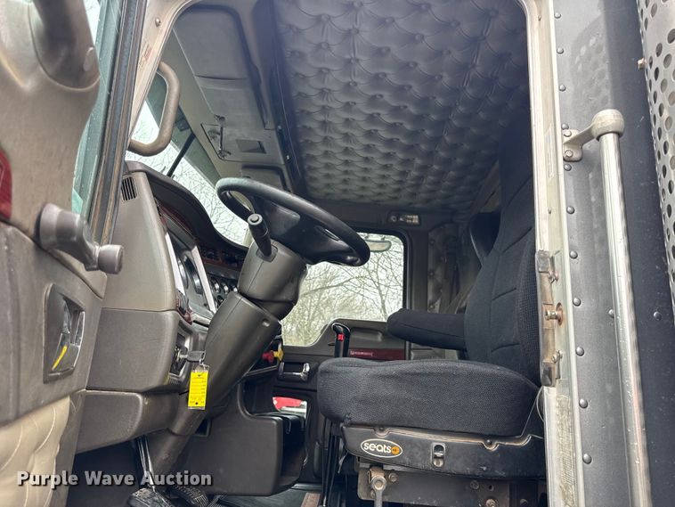 image for item EC4571 2006 Kenworth T800 dump truck