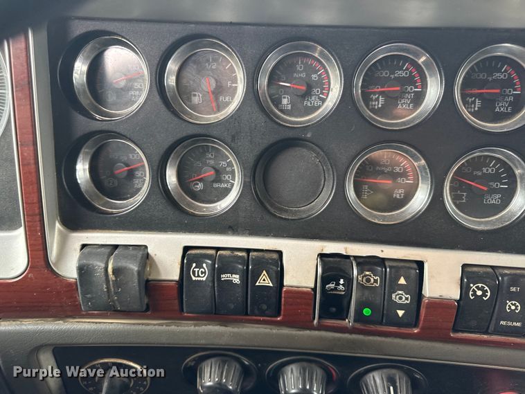 image for item EC4571 2006 Kenworth T800 dump truck